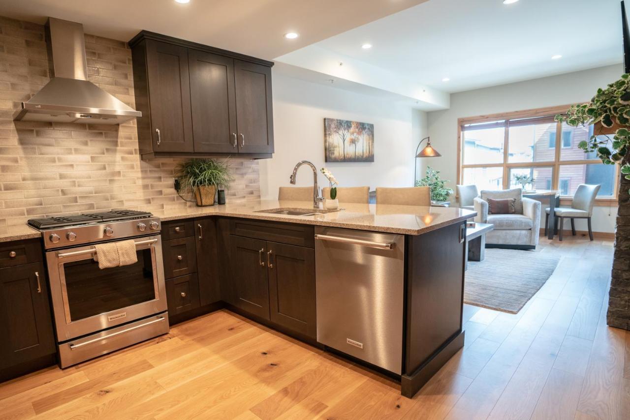 Spring Creek Luxury King One Bedroom At White Spruce Lodge Канмор Экстерьер фото