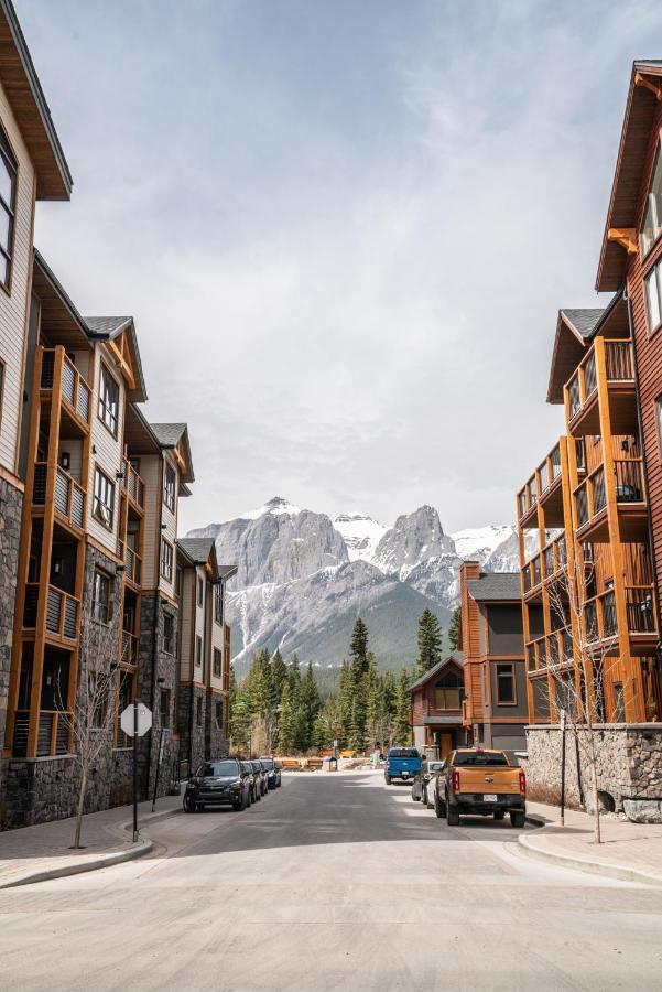 Spring Creek Luxury King One Bedroom At White Spruce Lodge Канмор Экстерьер фото
