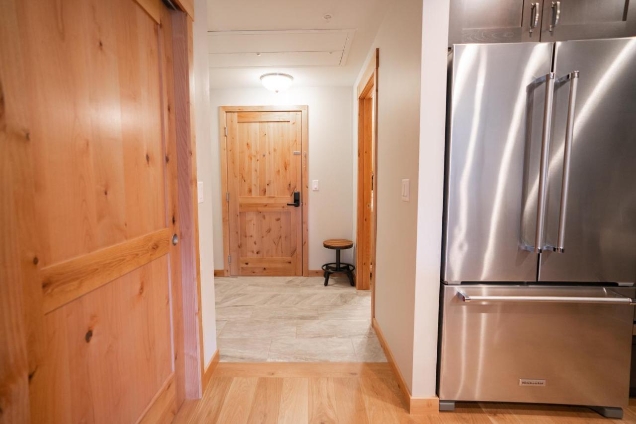 Spring Creek Luxury King One Bedroom At White Spruce Lodge Канмор Экстерьер фото