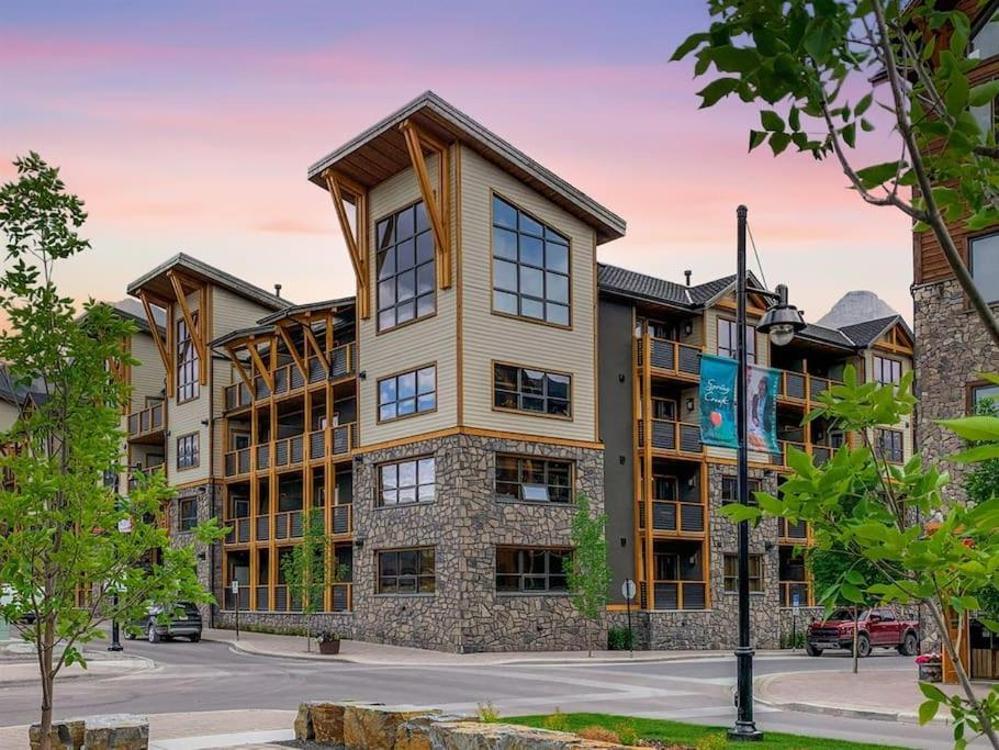 Spring Creek Luxury King One Bedroom At White Spruce Lodge Канмор Экстерьер фото
