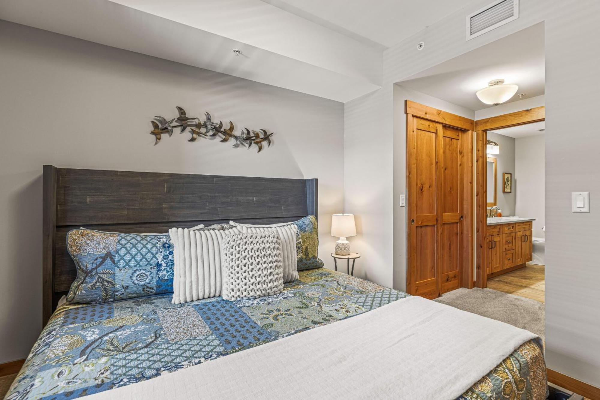 Spring Creek Luxury King One Bedroom At White Spruce Lodge Канмор Экстерьер фото