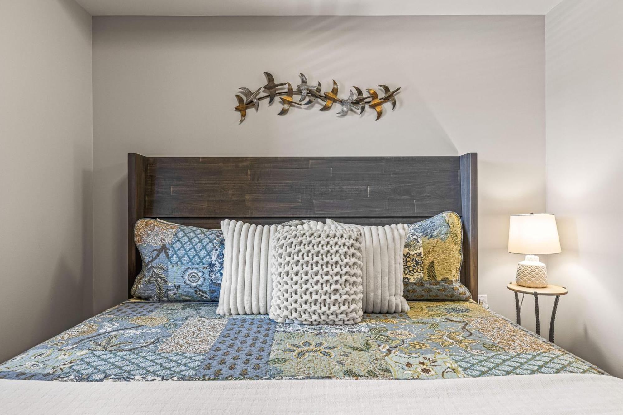 Spring Creek Luxury King One Bedroom At White Spruce Lodge Канмор Экстерьер фото