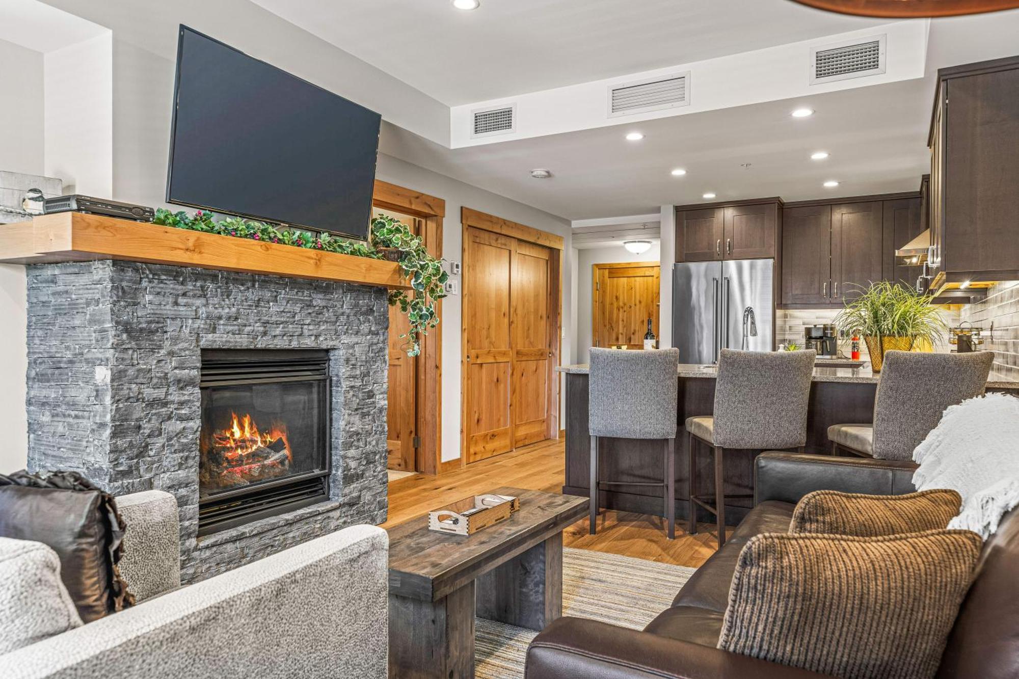 Spring Creek Luxury King One Bedroom At White Spruce Lodge Канмор Экстерьер фото
