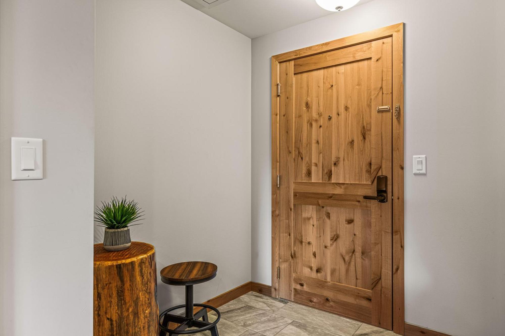 Spring Creek Luxury King One Bedroom At White Spruce Lodge Канмор Экстерьер фото