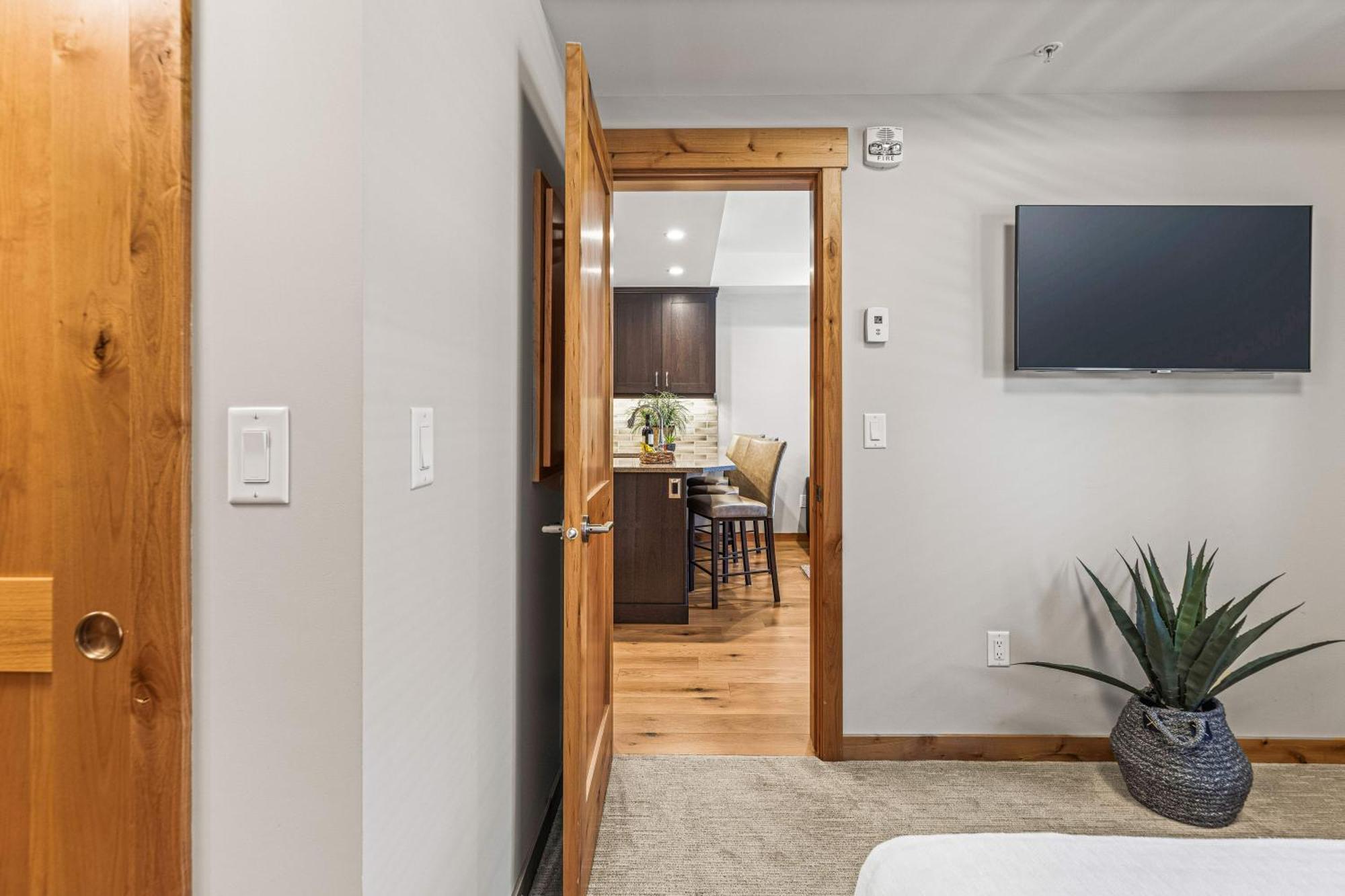 Spring Creek Luxury King One Bedroom At White Spruce Lodge Канмор Экстерьер фото