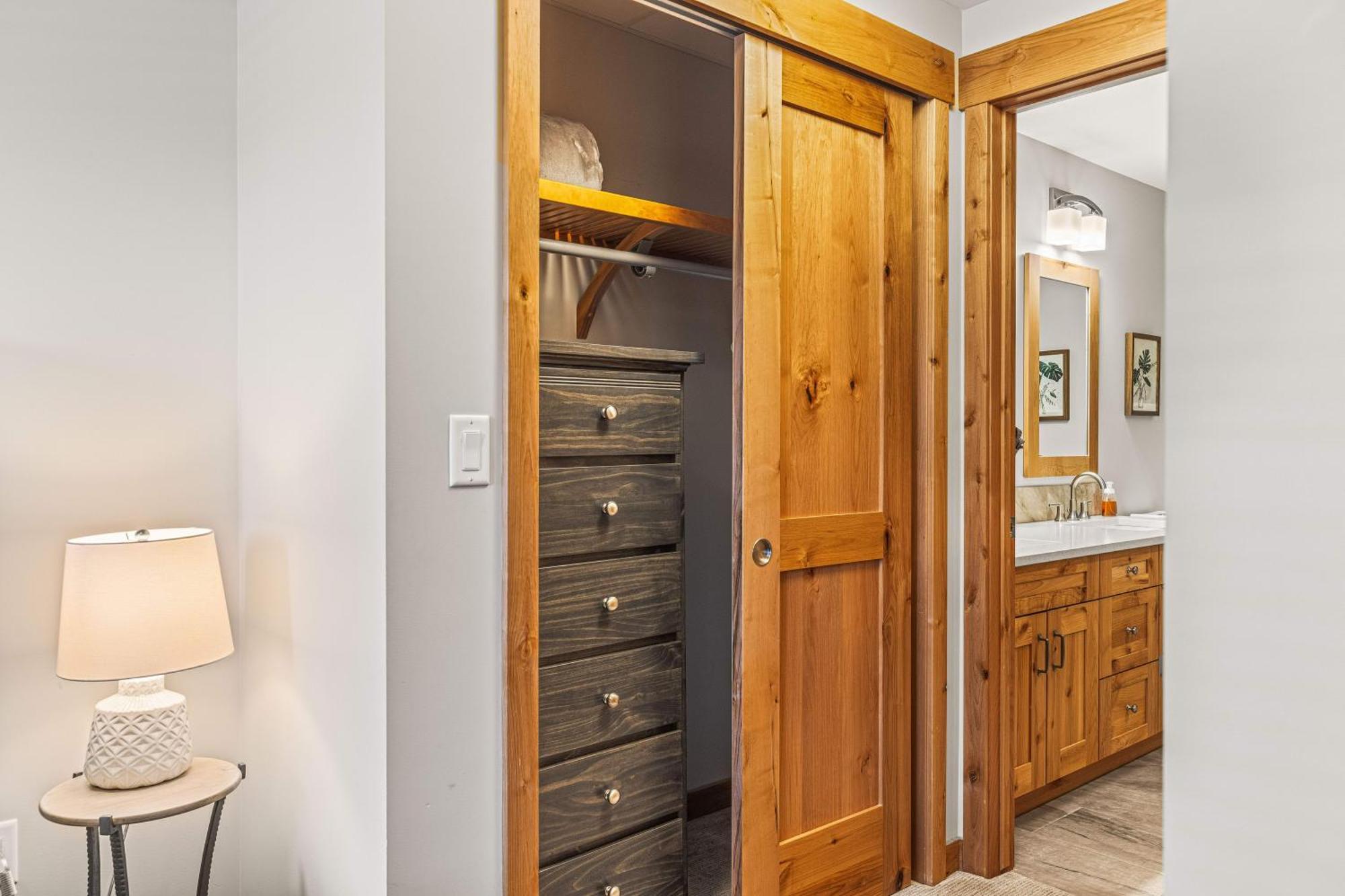 Spring Creek Luxury King One Bedroom At White Spruce Lodge Канмор Экстерьер фото