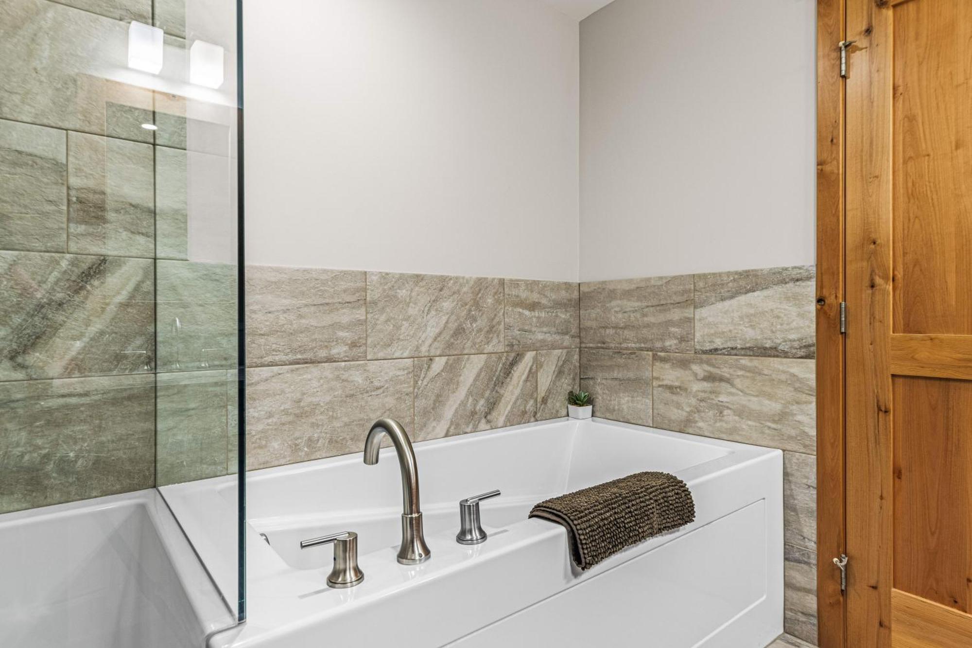 Spring Creek Luxury King One Bedroom At White Spruce Lodge Канмор Экстерьер фото