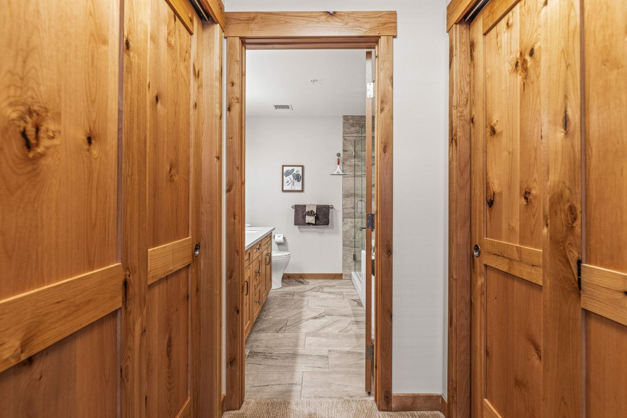 Spring Creek Luxury King One Bedroom At White Spruce Lodge Канмор Экстерьер фото
