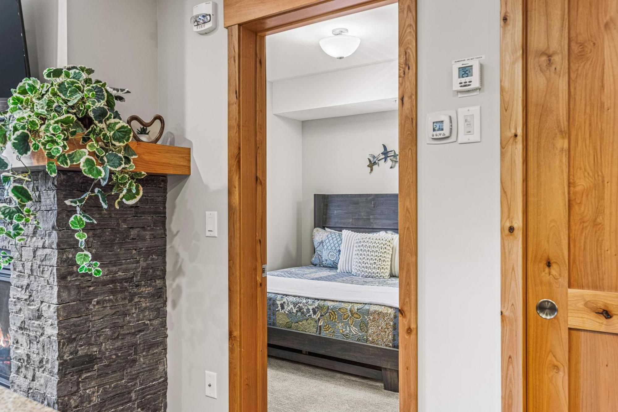 Spring Creek Luxury King One Bedroom At White Spruce Lodge Канмор Экстерьер фото