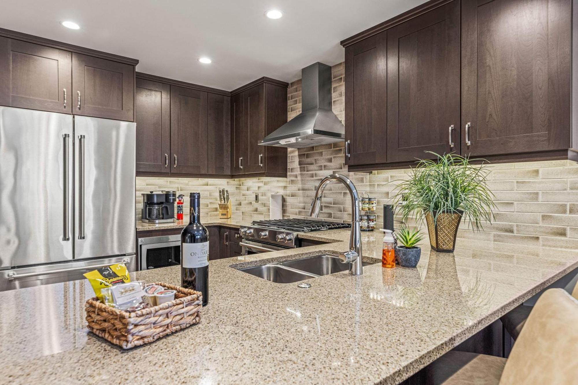 Spring Creek Luxury King One Bedroom At White Spruce Lodge Канмор Экстерьер фото