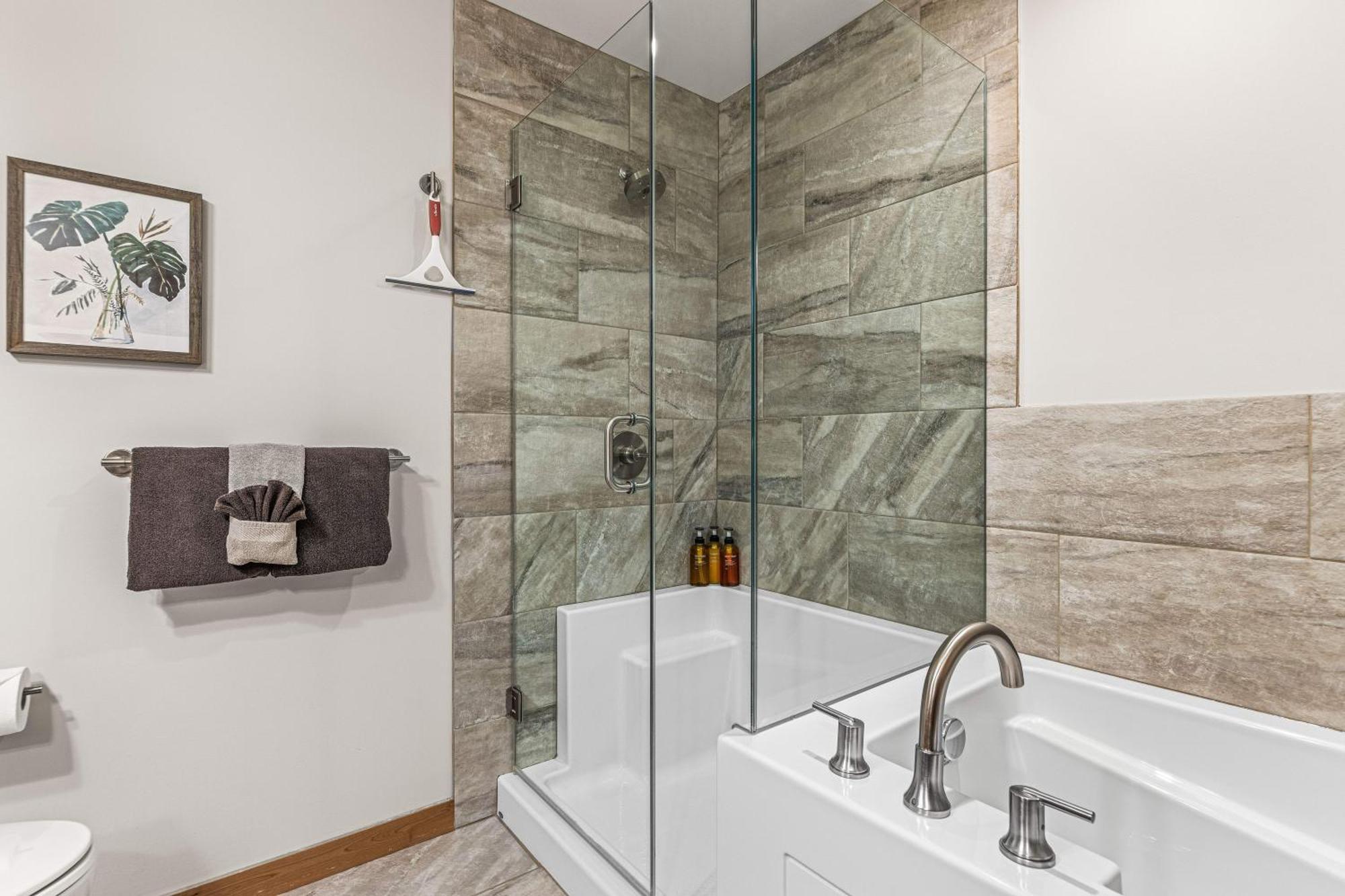Spring Creek Luxury King One Bedroom At White Spruce Lodge Канмор Экстерьер фото