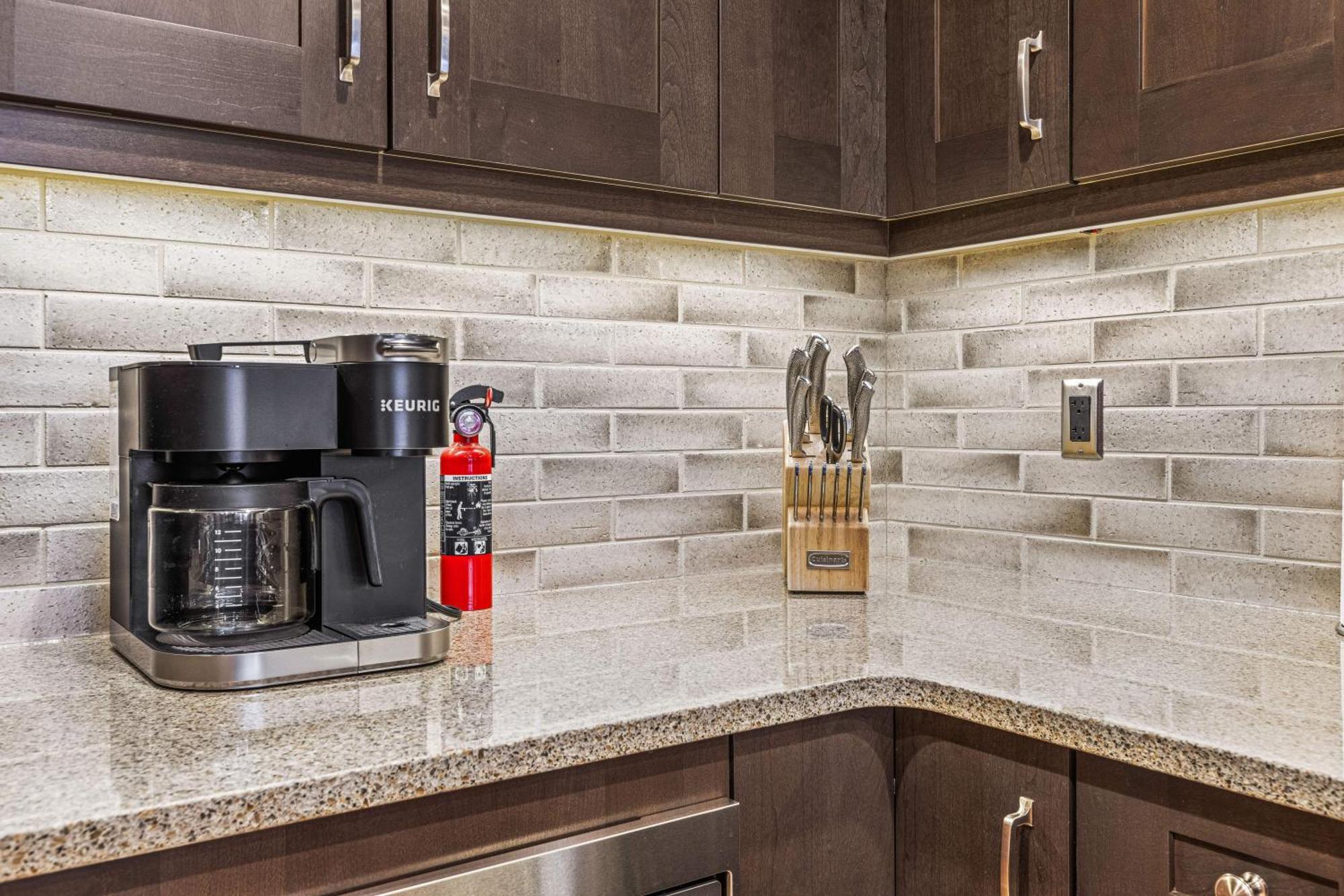 Spring Creek Luxury King One Bedroom At White Spruce Lodge Канмор Экстерьер фото