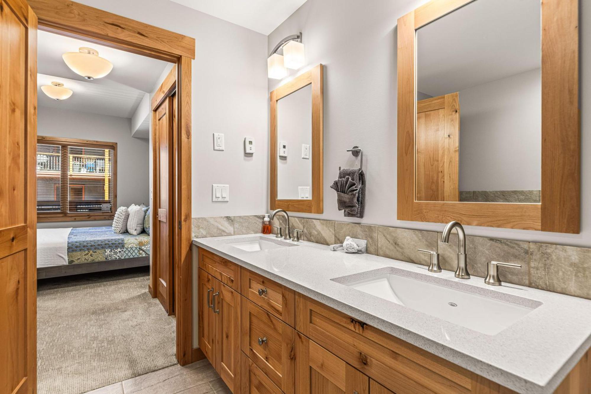 Spring Creek Luxury King One Bedroom At White Spruce Lodge Канмор Экстерьер фото
