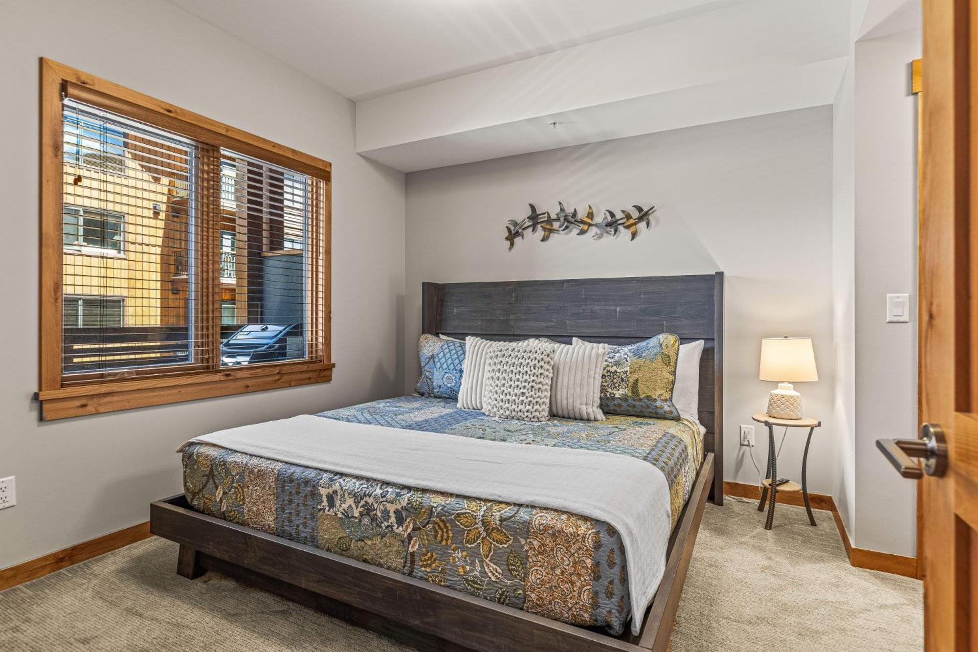 Spring Creek Luxury King One Bedroom At White Spruce Lodge Канмор Экстерьер фото