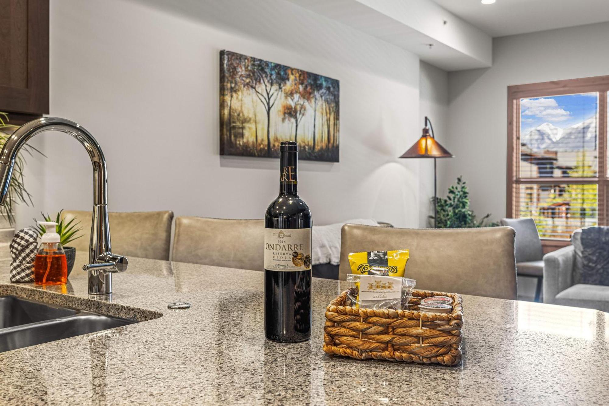 Spring Creek Luxury King One Bedroom At White Spruce Lodge Канмор Экстерьер фото