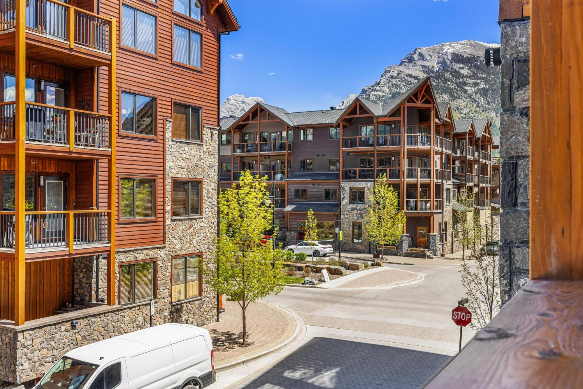 Spring Creek Luxury King One Bedroom At White Spruce Lodge Канмор Экстерьер фото